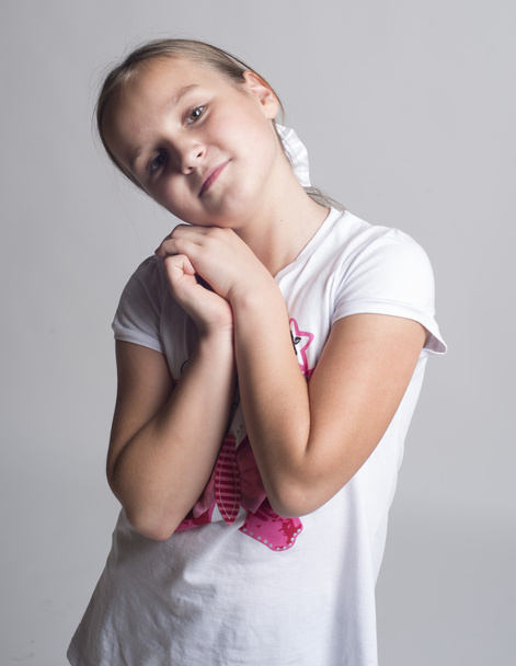 charmantes kleines Mädchen legte ihre Hand auf ihre Wange und träumte - Foto, Bild