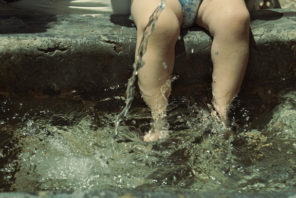 冷たい水での足で赤ちゃん - 写真・画像