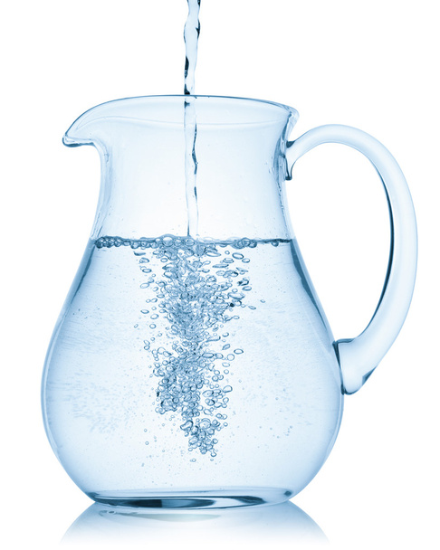 Agua vertiendo en una jarra
. - Foto, imagen