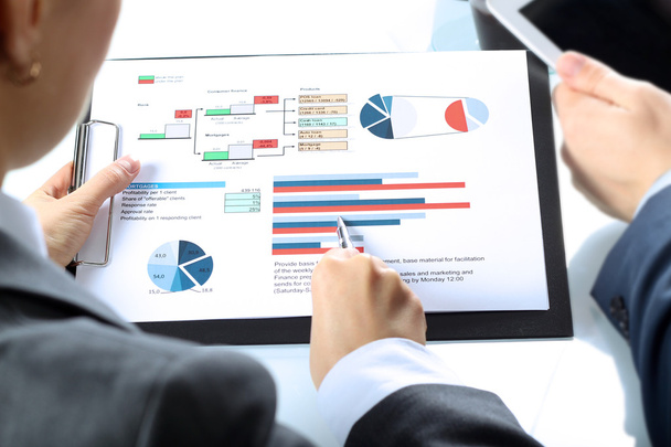 Коллеги по бизнесу работают и анализируют финансовые показатели
 - Фото, изображение