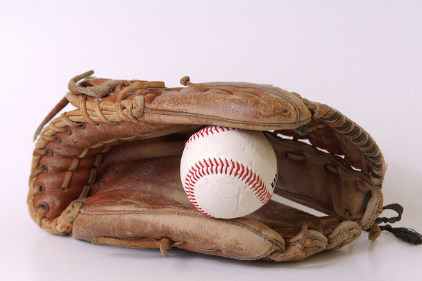 μπέιζμπολ γάντι που απομονώνονται σε λευκό φόντο - Φωτογραφία, εικόνα
