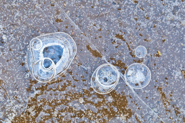 Burbujas de aire capturadas en agua congelada
 - Foto, imagen