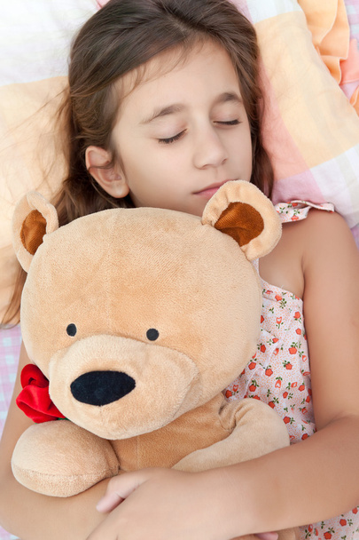 Little girl sleeping with her teddy bear - Foto, afbeelding