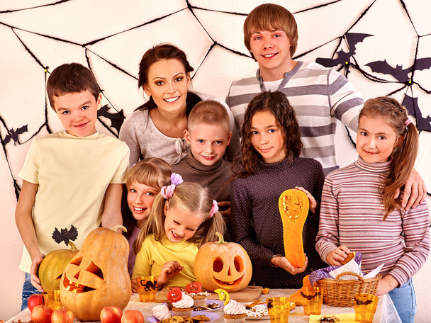 Família na festa de Halloween com crianças
. - Foto, Imagem