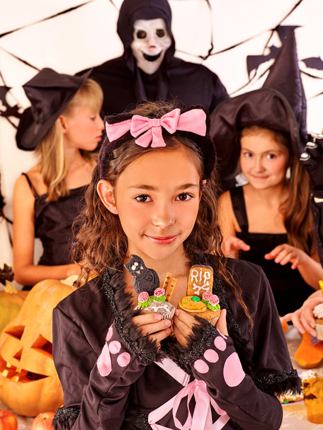 Festa de Halloween com crianças segurando truque ou tratar
. - Foto, Imagem