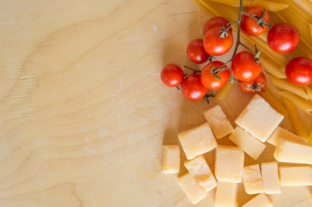 Grana Padano mit Nudeln und Tomaten - Foto, Bild
