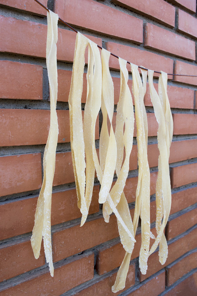 Huisgemaakte pasta opgehangen om te drogen - Foto, afbeelding