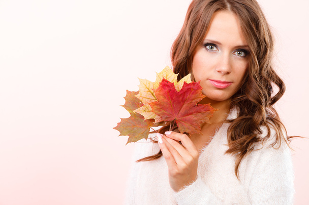 Pretty autumnal girl with maple leaves - Φωτογραφία, εικόνα