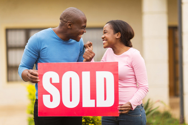 couple holding sold sign - Photo, image