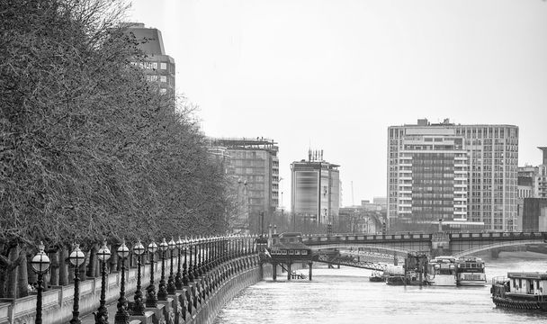 Maisema Thames-joen varrella
 - Valokuva, kuva