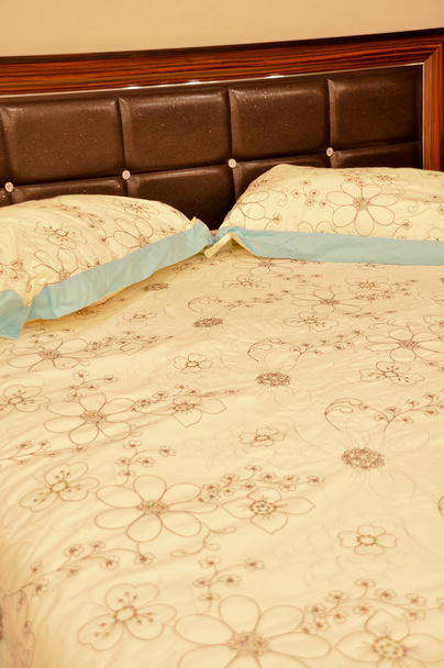 Almohadas y cama
 - Foto, imagen
