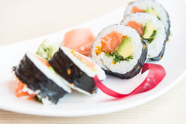 Sushi roll salmón maki
 - Foto, imagen