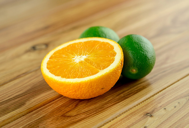 Нарізаний апельсин з глибокими зеленими лімітами
 - Фото, зображення