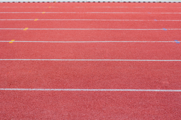 Ligne de triage, piste de course, piste d'athlétisme, un sol rouge et blanc
. - Photo, image