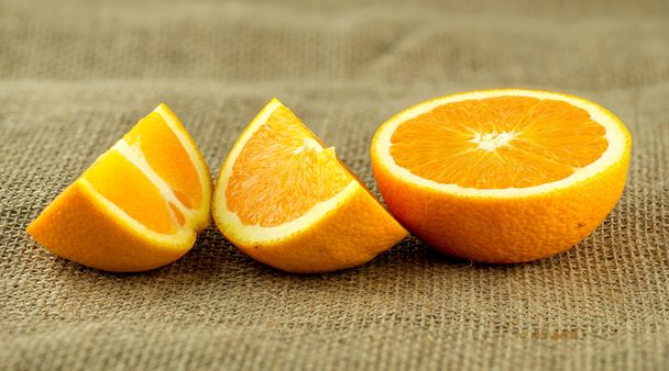 Идеальные нарезанные кусочки органических спелых апельсиновых фруктов
 - Фото, изображение