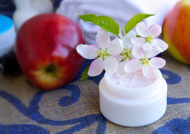Gesichtscreme mit Apfelblüten-Extrakt. - Foto, Bild