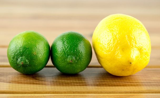 Cales cítricos vibrantes y limón
 - Foto, Imagen