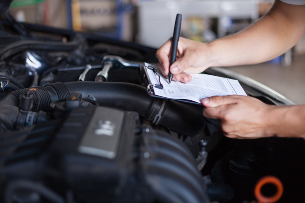 mechanic repairman inspecting car - Foto, immagini