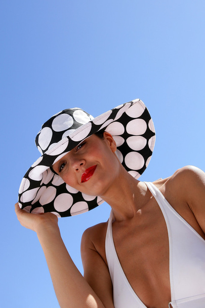 Brunette wearing hat and swimsuit - Foto, imagen