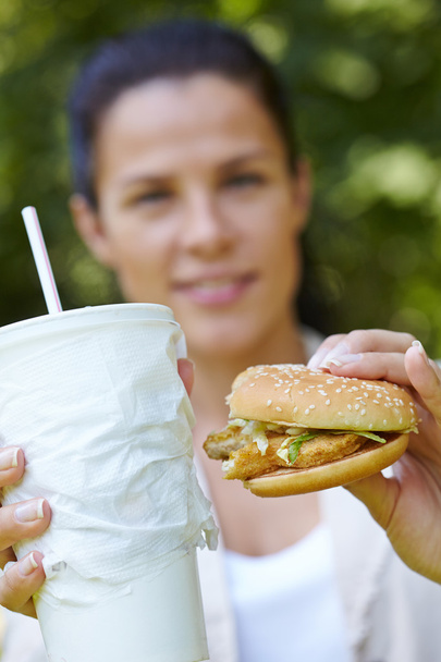 Mujer comiendo hamburguesa
 - Foto, Imagen