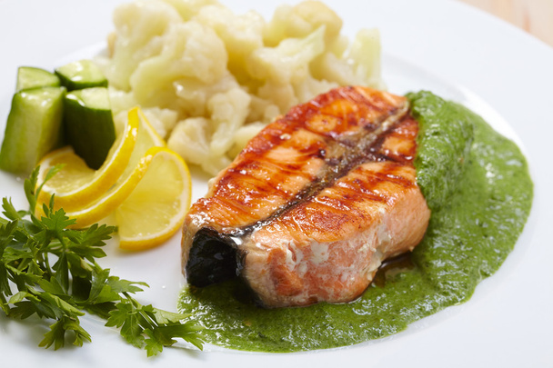 filete de salmón con coliflor
 - Foto, Imagen