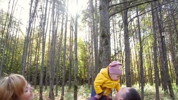 Familie wandert auf Herbstpfad - Filmmaterial, Video