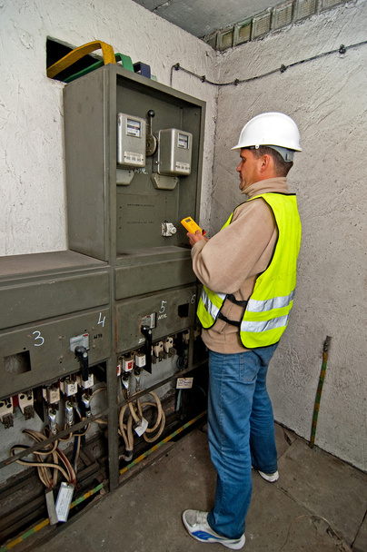 Eletricista em potência de comutação
 - Foto, Imagem