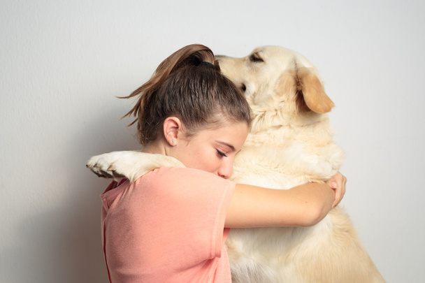 meisje met haar hond - Foto, afbeelding