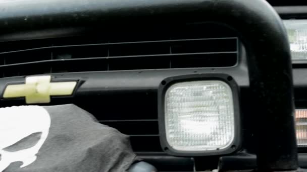 Praha, Česká republika-20. červen 2015: starý ročník americké auto Chevrolet-zaostřená symbol lebky - Záběry, video