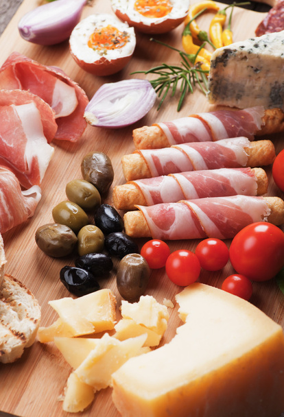 Prosciutto di Parma and other italian food - Фото, изображение