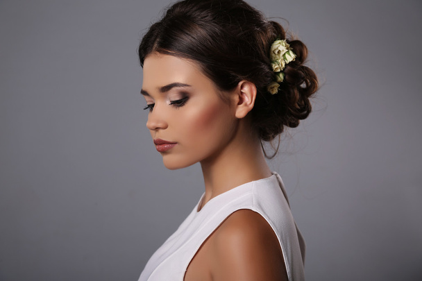 beautiful girl with evening makeup and elegant hairstyle - Valokuva, kuva