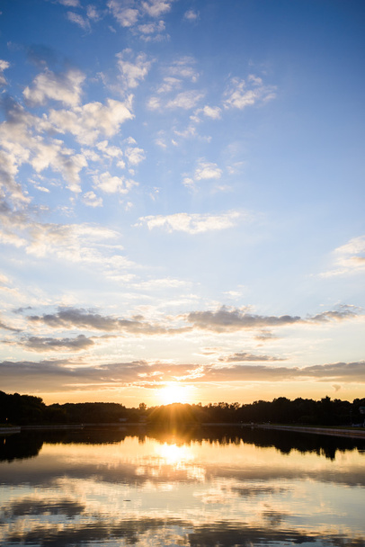 озеро на заході сонця
 - Фото, зображення