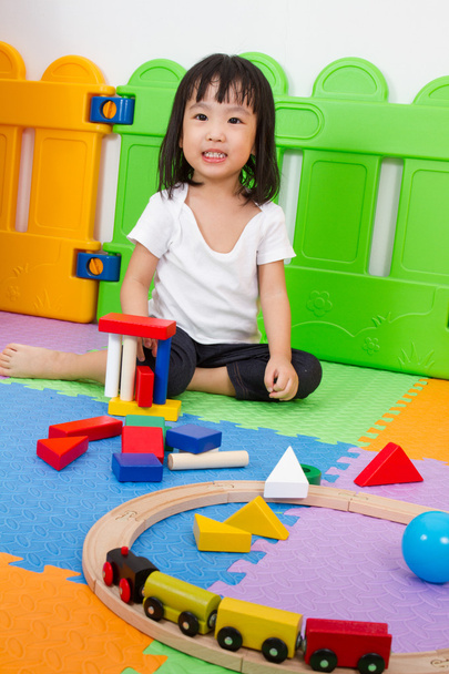 Asian Chinese children playing with blocks - 写真・画像