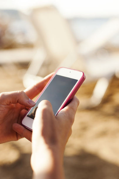 Використовуючи мобільний телефон, пишучи повідомлення, wi fi на пляжі
 - Фото, зображення