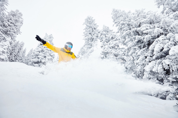 Άνθρωπος στο backcountry σκι με χιονοσανίδα - Φωτογραφία, εικόνα
