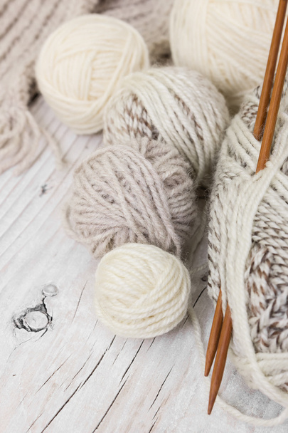 Épinglettes de fils de laine et aiguilles à tricoter en bambou
 - Photo, image