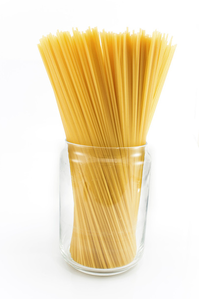 espaguetis en un recipiente de vidrio - Foto, imagen