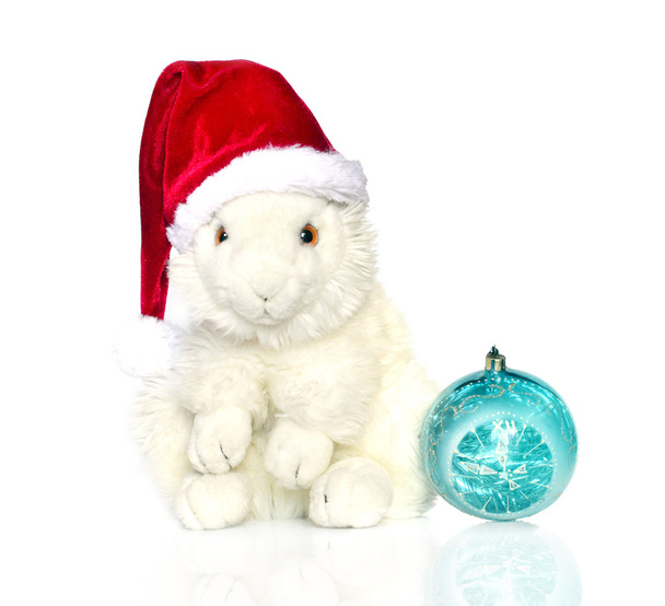 White bunny in Santa hat and ball. - Foto, afbeelding