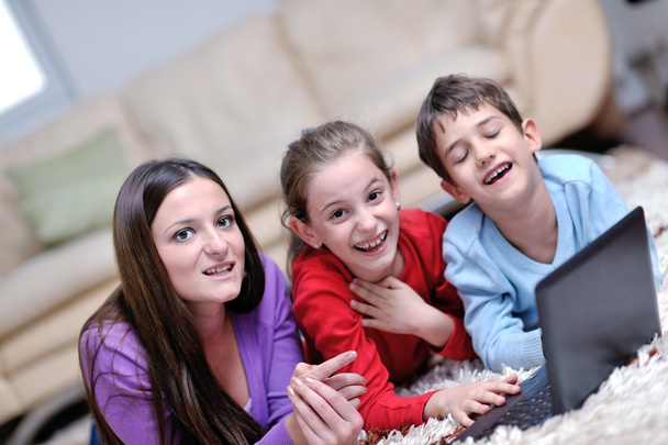 Счастливая молодая семья веселится дома
 - Фото, изображение