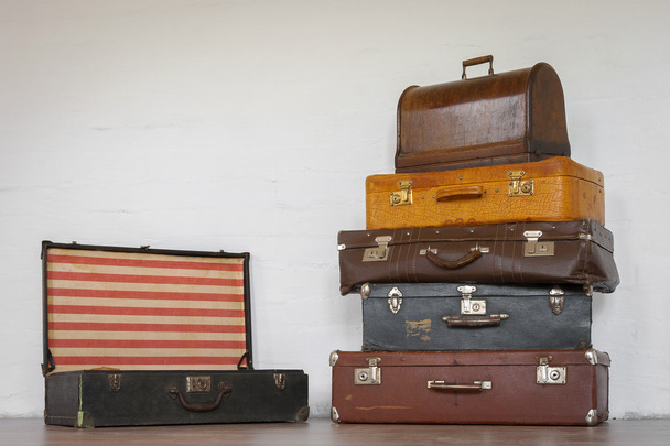 Old suitcase and a sewing machine in a case - Zdjęcie, obraz