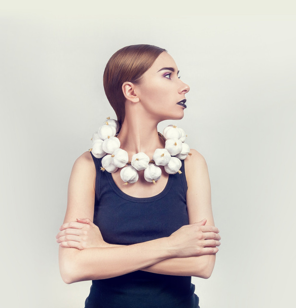Woman with a collar of white garlic - Foto, Imagem