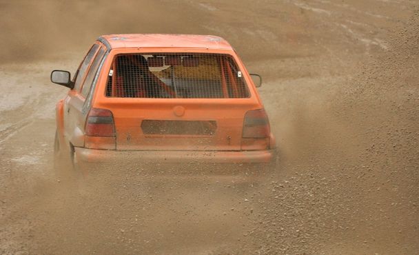 Ралі автомобіль, що проходить на брудній доріжці
 - Фото, зображення