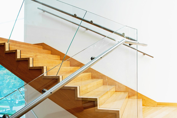 Intérieur moderne avec escaliers en bois
 - Photo, image