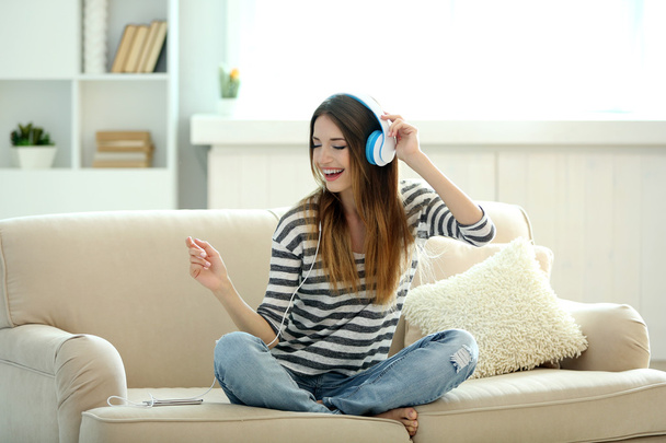Woman listening music in headphones - Φωτογραφία, εικόνα
