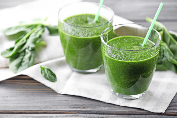 Glasses of spinach juice with napkin - Foto, afbeelding