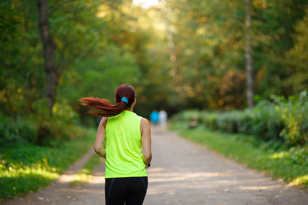 Жінка біжить лісом
 - Фото, зображення