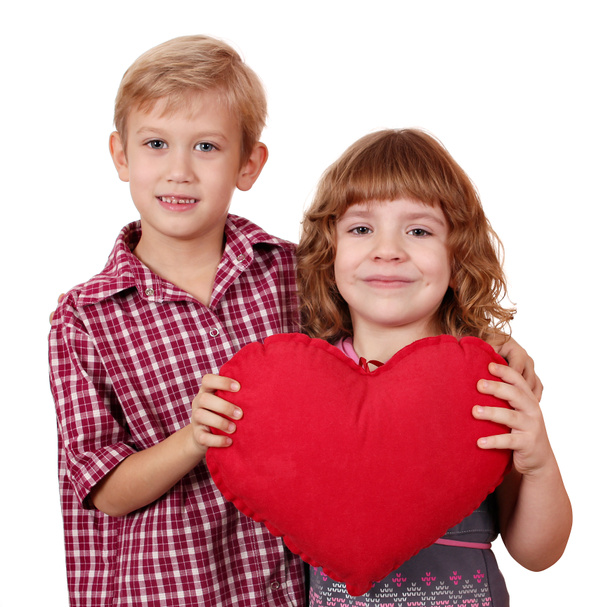 Маленькая девочка и мальчик позируют с красным сердцем
 - Фото, изображение