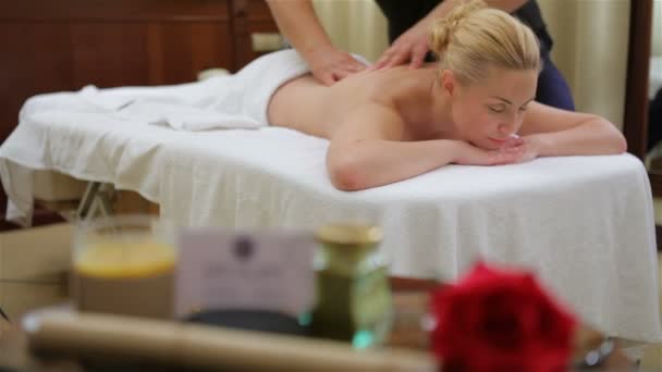 Mujer recibiendo masaje de espalda en el spa del salón
 - Metraje, vídeo