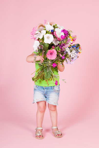 Toddler girl with flowers - Fotoğraf, Görsel
