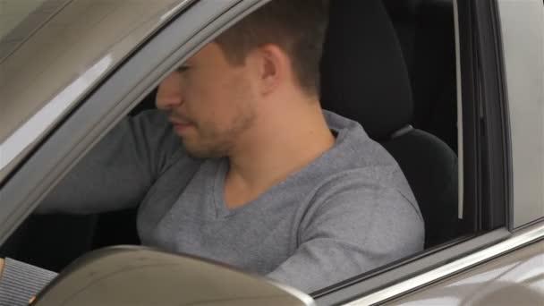mladý muž dělá kvokání up v autě - Záběry, video